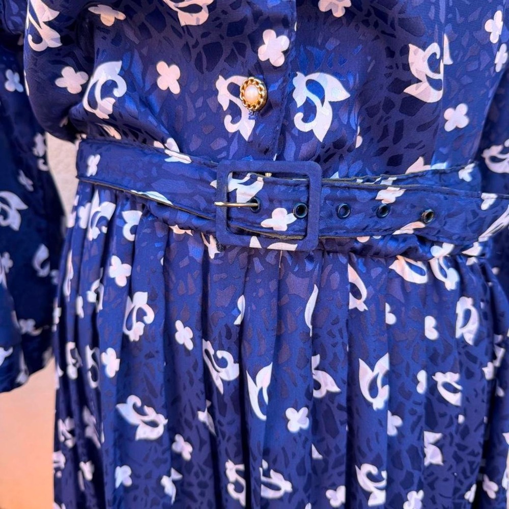 Vintage Blue and white floral print button up dress with belt. - Picture 5 of 8